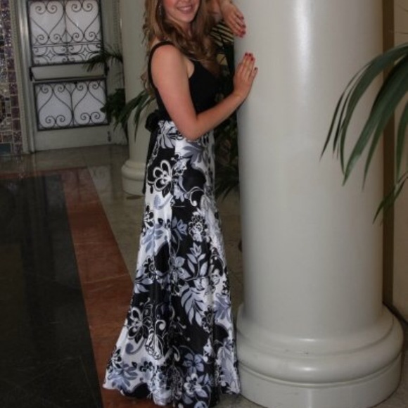 Black / White Evening Dress - Picture 1 of 3